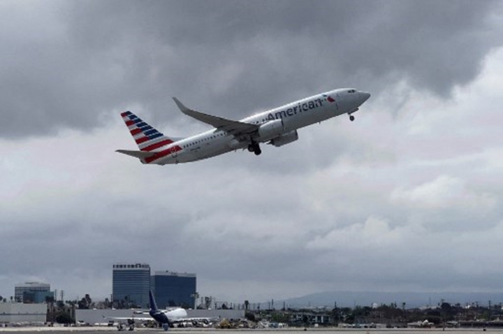 Kekurangan Staf, Maskapai American Airlines Batalkan 1.400 Lebih Penerbangan