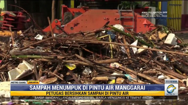 Hujan Deras, Sampah Menumpuk di Pintu Air Manggarai