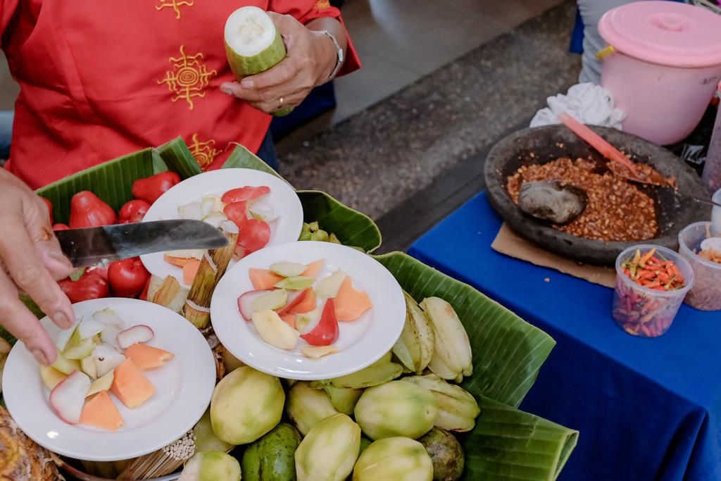 Rujak Natsepa khas Maluku Tengah memiliki karakteristik saus yang cenderung manis dan gurih dilengkapi dengan taburan kacang tanah yang dicincang kasar. (Foto: Kemenparekraf