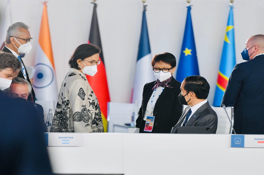Presiden Joko Widodo berbicara dengan Menlu Retno Marsudi dan Menkeu Sri Mulyani di KTT G20 di Roma, Italia, 30 Oktober 2021. (BPMI Setpres/Laily Rachev)