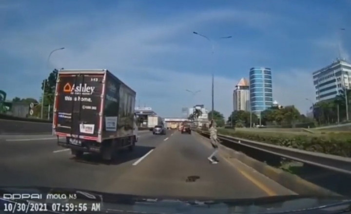 Polisi Telusuri Identitas Perempuan yang Menyeberang di Tol JORR