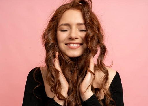 Cara utama untuk mengatasi rambut kering dan mengembang adalah dengan melembapkannya. (Foto: Ilustrasi. Dok. Freepik.com)