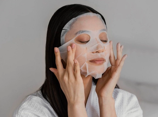Seperti produk skincare pada umumnya, cara memakai masker yang benar diawali dengan membersihkan wajah terlebih dahulu. (Foto: Ilustrasi. Dok. Freepik.com)