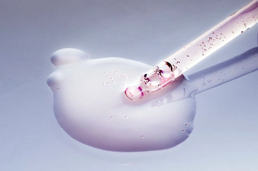 Perbedaan yang paling terlihat antara essence dengan serum adalah dari teksturnya. (Foto: Ilustrasi. Dok. Freepik.com)