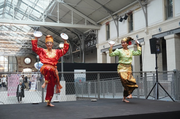 Dua Tarian Indonesia Membuka Paris Cafe Festival