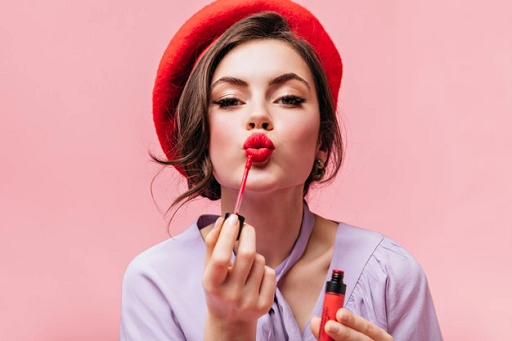 Untuk tampilan glamour kamu bisa memilih warna oranye atau merah agar terlihat stand out. (Foto: Ilustrasi. Dok. Freepik.com)