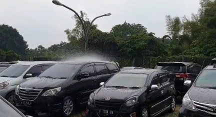 Berita Populer Daerah: Viral Video Hujan Guyur 1 Mobil di Bekasi Hingga Pelaku Pengeroyokan Mahasiswa Polsri Ditangkap