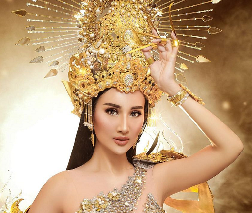 Bella mengenakan kostum nasional bertajuk 'Dewi Sri' di ajang Miss Intercontinental 2021. (Foto: Dok. Instagram/@bellaapriliasant)