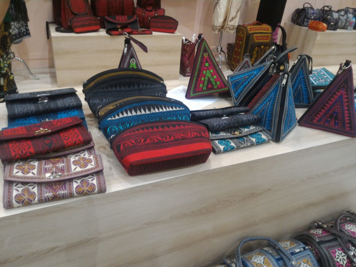 LPEI Dorong Produk Sarung Tenun Gresik Masuk Pasar Ekspor