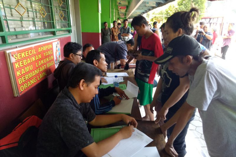 Petugas melayani administrasi kependudukan di pengungsian korban kebakaran Tebet, yang berpusat di Sekolah Dasar Negeri 05 Manggarai, Jakarta Selatan, Jumat (12/7/2019). (ANTARA/Dea N. Zhafira)