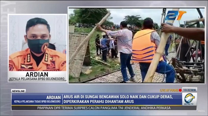 Perahu Terbalik di Sungai Bengawan Solo Karena Arus Air yang Deras