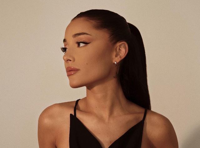 Ariana Grande merilin brand kecantikan miliknya, R.E.M Beauty. (Foto: Dok. Instagram Ariana Grande/@arianagrande)