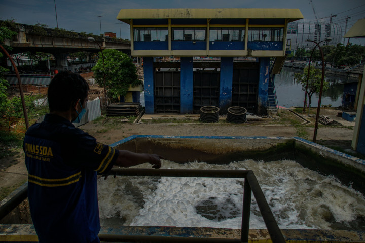 Melihat Perjuangan Para Petugas Pompa Air Saat Musim Hujan