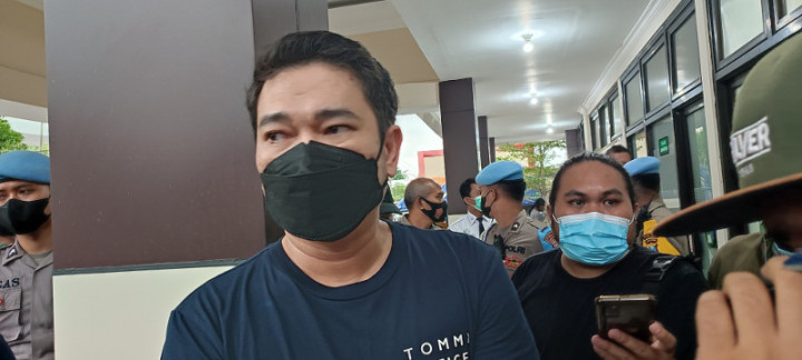 Pengacara: Anak Vanessa Angel Selamat