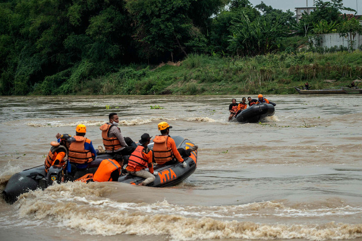 Foto: Pencarian Korban Perahu Tenggelam di Bengawan Solo Terus Dilakukan