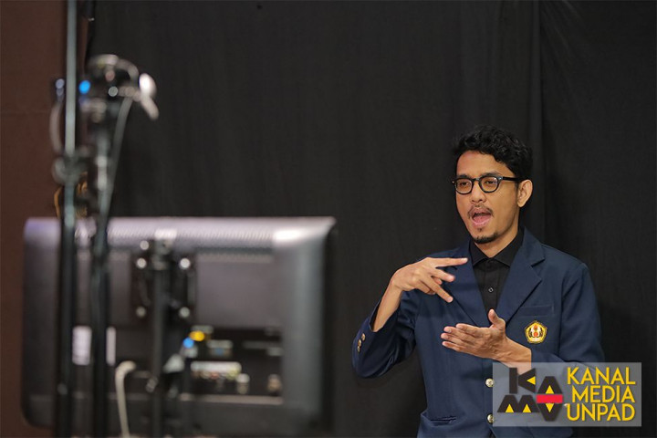 Kenalan <i>Yuk</i> dengan Ivan Octa, Juru Bahasa Isyarat di Wisuda Unpad