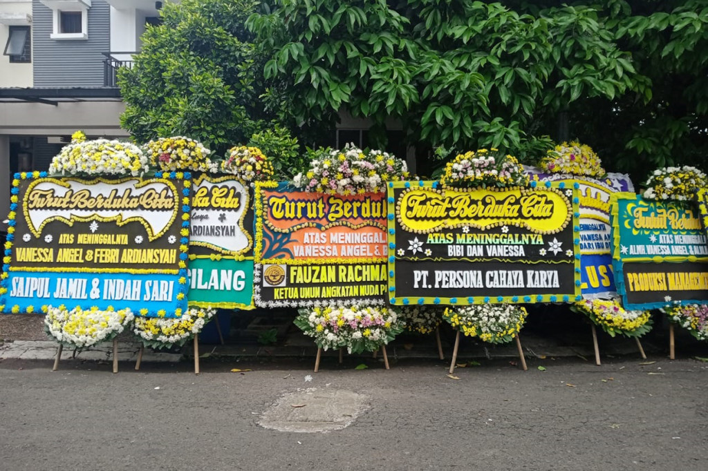 Karangan Bunga Penuhi Rumah Duka Vanessa Angel dan Bibi Ardiansyah