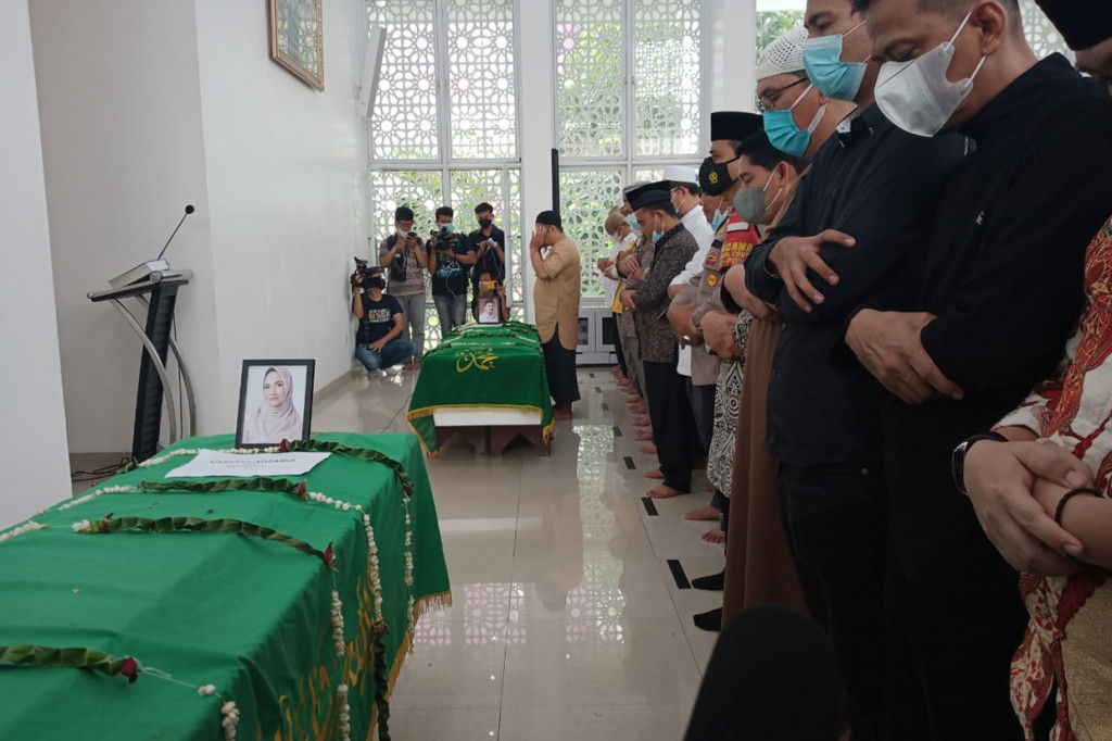 Suasana Salat Jenazah Vanessa Angel dan Bibi Andriansyah