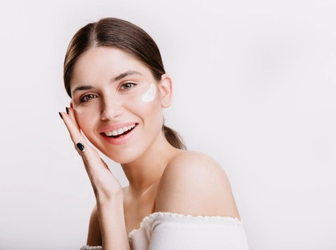 Wanita hamil atau menyusui direkomendasikan untuk menggunakan physical sunscreen (seperti zinc oxide dan titanium dioxide) ketimbang mineral sunscreen (avobenzone, oxybenzone dan lainnya). (Foto: Ilustrasi. Dok. Freepik.com)