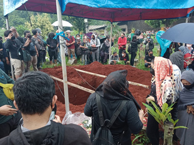 Gerimis Iringi Pemakaman Vanessa Angel