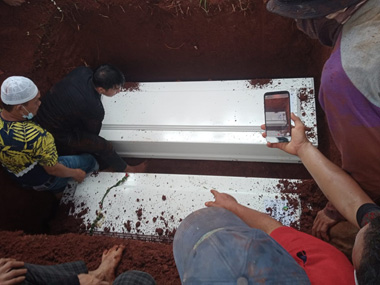 Vanessa Angel dan Suami Dimakamkan dengan Peti Putih