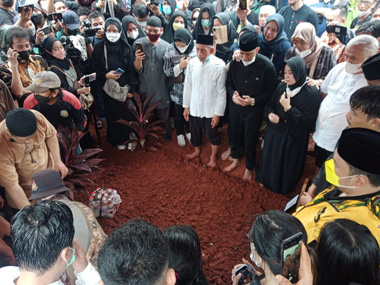 Jenazah Vanessa Angel dan Bibi Ardiansyah Telah Selesai Dimakamkan