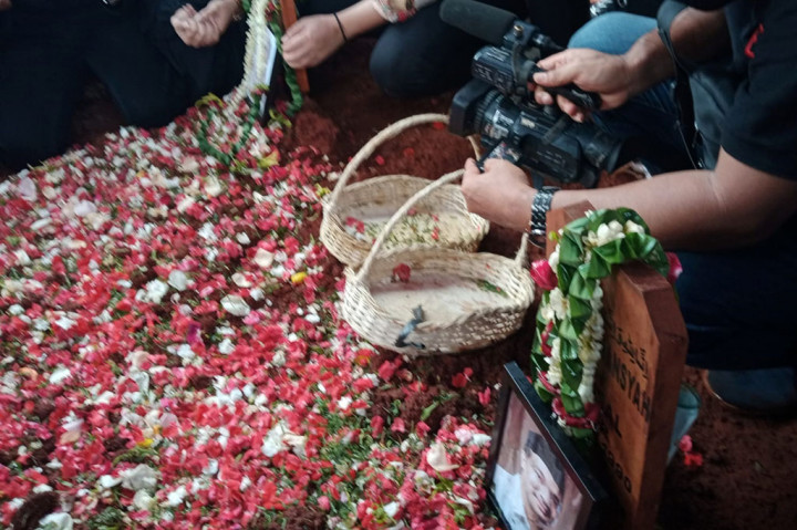 Prosesi Pemakaman Jenazah Vanessa Angel dan Suami