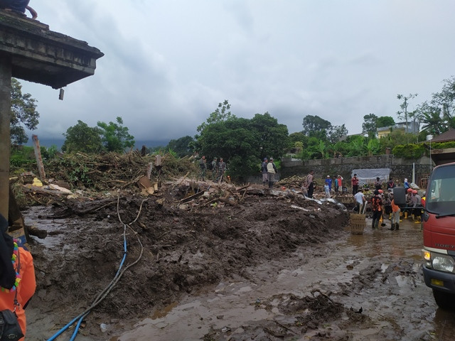 Khofifah Minta Penanganan Banjir Bandang Kota Batu Dipercepat