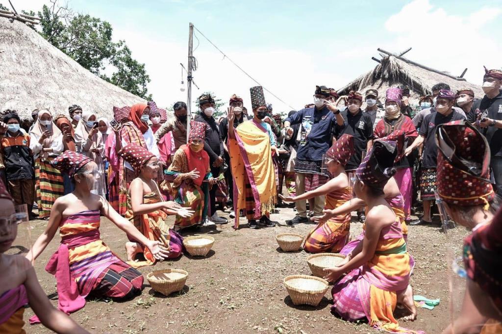 Pertunjukan Tari Bisok Menik, yakni tari mencuci beras. (Foto: Kemenparekraf)