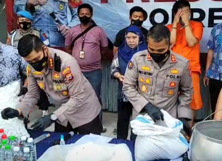 Pabrik Ciu Rumahan di Tangerang Digerebek, 3 Orang Ditangkap