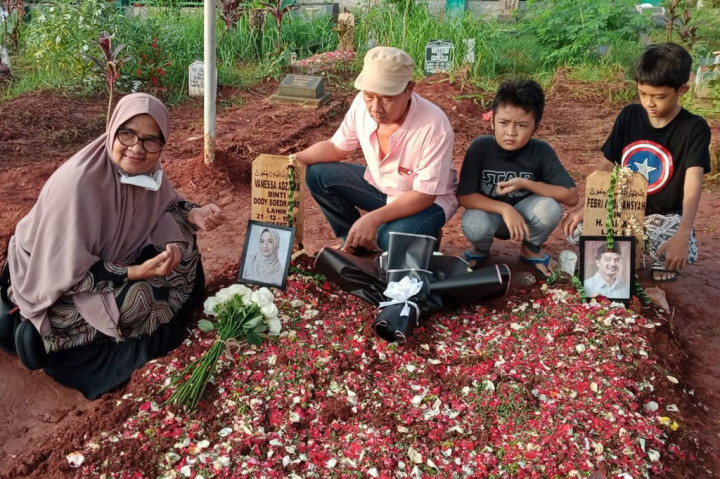 Potret Warga Terus Berdatangan di Makam Vanessa Angel dan Suami