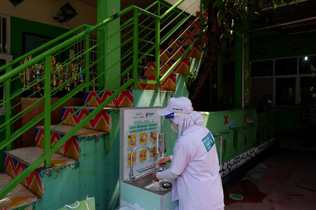 Siswa perwakilan dokter kecil mencuci tangan di fasilitas kebersihan dukungan PT Kao Indonesia bagi SDN Ciputat VI. (Foto: Dok Kao Indonesia)