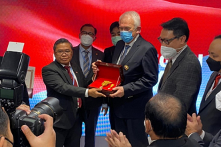 Bantu Atasi Kebakaran Hutan RI, Peneliti Jerman Terima Bintang Jasa Utama