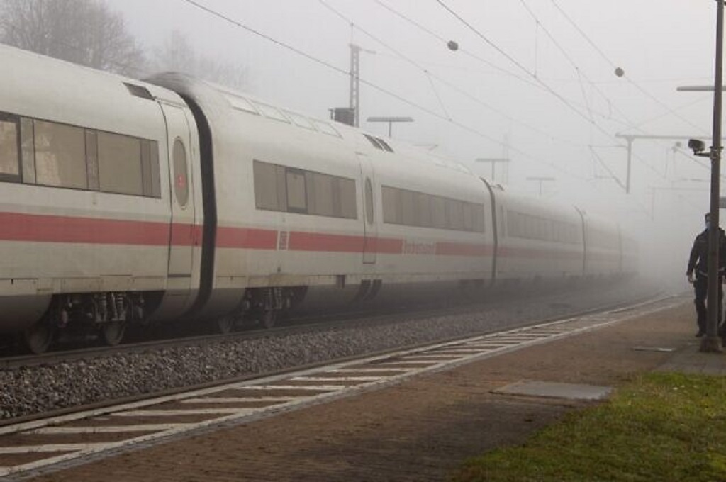 Kereta cepat ICE terlihat di Seubersdorf, Jerman, 6 November 2021. (dpa/AFP)