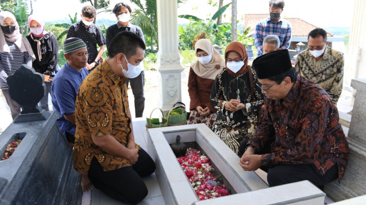 Rektor UNS Ziarah dan Berkunjung ke Rumah Almarhum Gilang