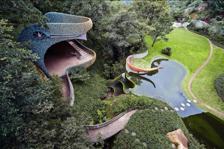 Sensasi Menginap di Perut Ular yang Unik