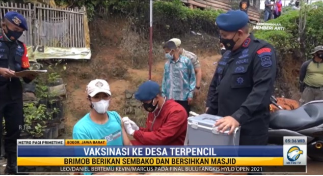 Korps Brimob Polri Gelar Vaksinasi dan Bakti Sosial di Nanggung