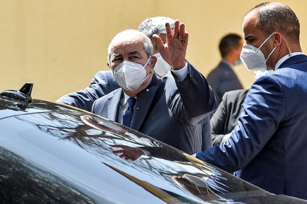 Presiden Aljazair Abdelmadjid Tebboune melambaikan tangan ke arah awak media di Aljir, 12 Juni 2021. (RYAD KRAMDI / AFP)