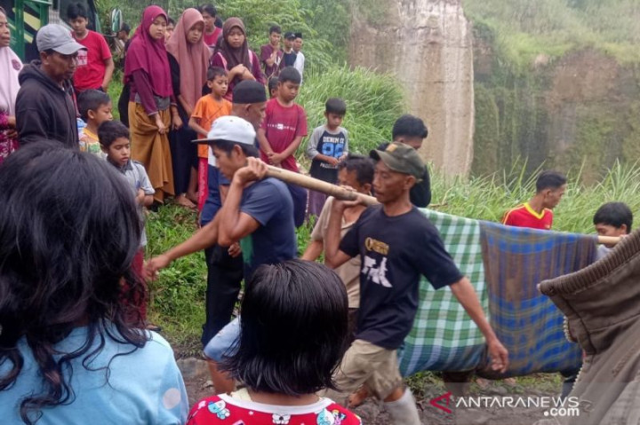 Galian Tanah di Sukabumi Longsor, Timbun 3 Penambang