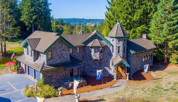 Beli Rumah Mirip Kastil Berhadiah Naga, Tertarik?