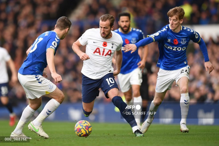 Penyerang Tottenham Hotspur, Harry Kane, mencoba melewati kawalan pemain Everton (AFP/Oli Scarff)