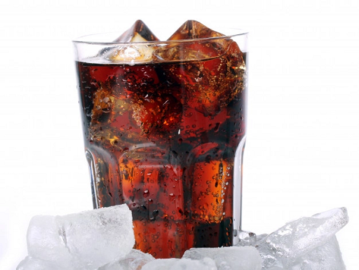 Mengonsumsi minuman berkarbonasi dapat menyebabkan kamu menelan udara. Udara itu biasanya keluar sebagai kentut atau sendawa. (Foto: Ilustrasi. Dok. Freepik.com)