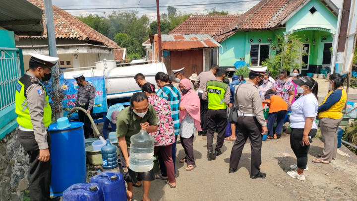 Warga Batu Terdampak Banjir Bandang Dapat Bantuan Air Bersih