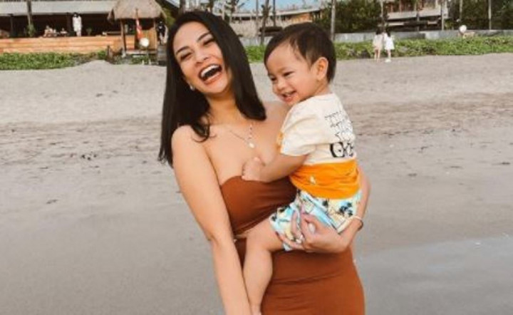 Dinyatakan Membaik, Anak Vanessa Angel dan Pengasuhnya Kembali ke Jakarta