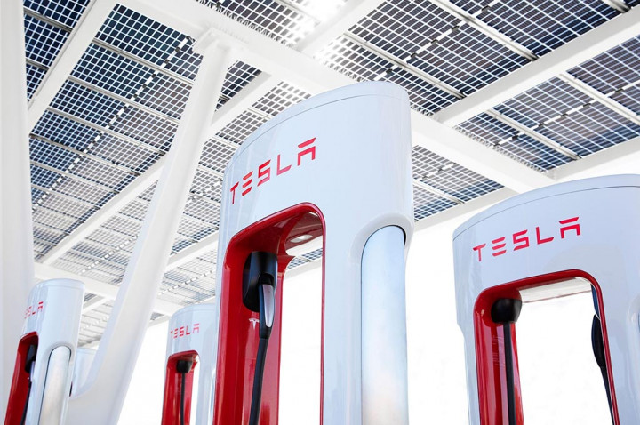 Tesla Izinkan Supercharger Digunakan Mobil Lainnya