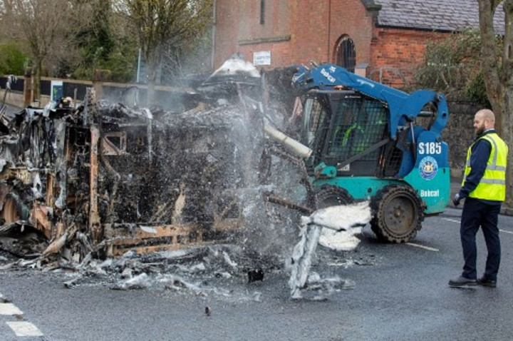 Bus di Irlandia Utara Dibajak dan Dibakar, Sopir Terguncang