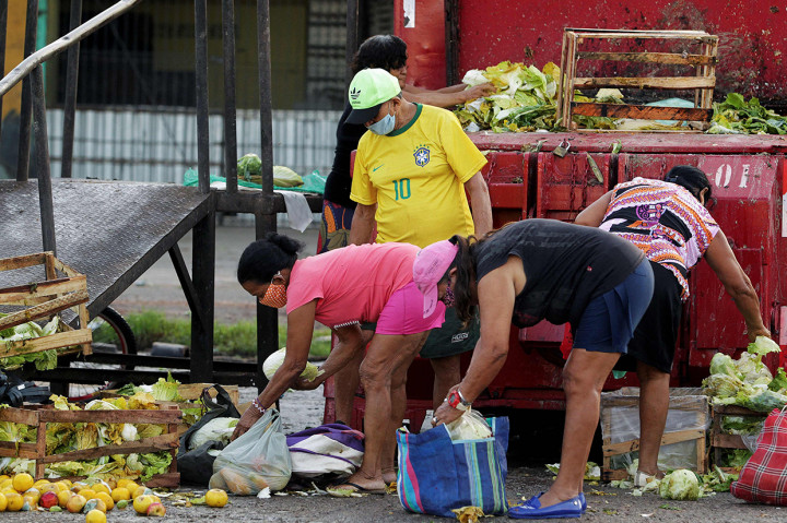 Potret Warga Brasil Mengais Buah dan Sayur Buangan Akibat Krisis Kelaparan