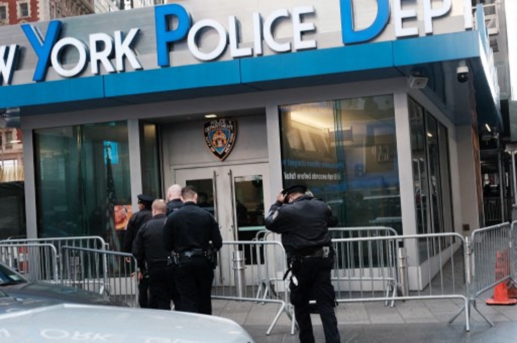 Jajaran NYPD berpatroli di salah satu ruas jalan di New York, AS (SPENCER PLATT / Getty / AFP)