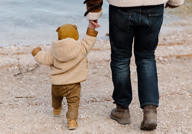 Perawatan Si Batita Saat Kehilangan Kedua Orang Tua