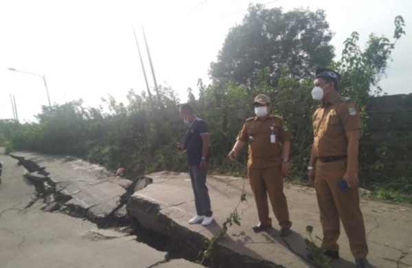 3 Kecamatan di Bekasi Banjir, Jalan Raya Serang Cicau Longsor 25 Meter